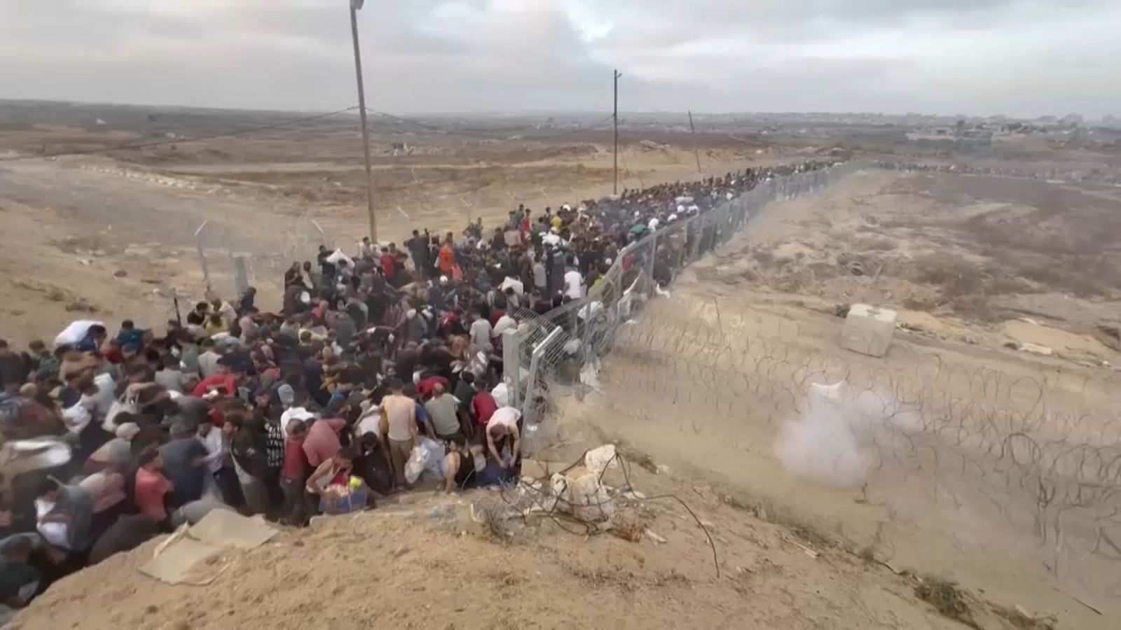 Un grup de persones fa cua per a rebre menjar a la Franja de Gaza