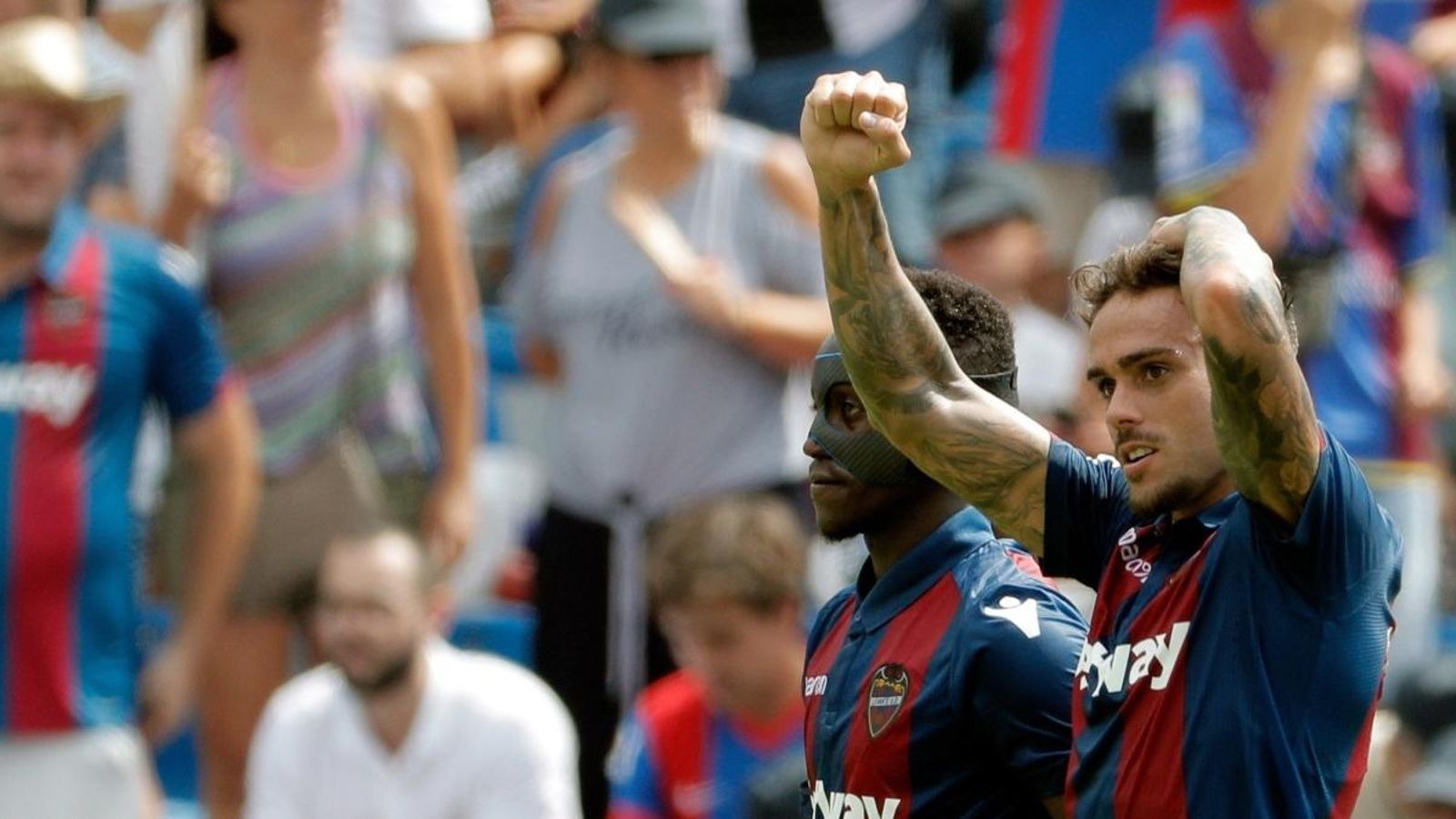Roger celebra amb Boateng el gol davant el València, el primer de l'equip al Ciutat de València