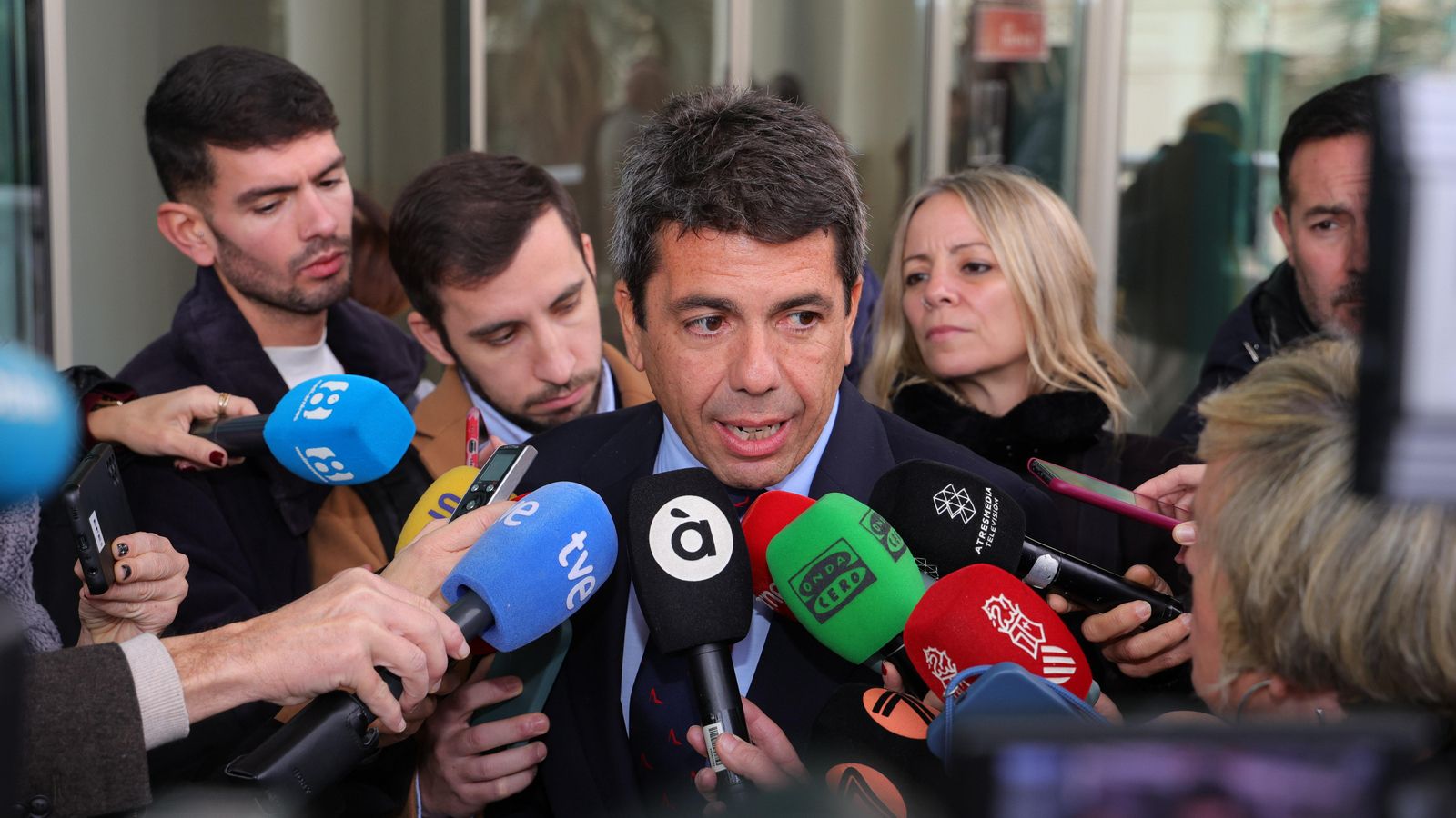 Carlos Mazón atén els mitjans