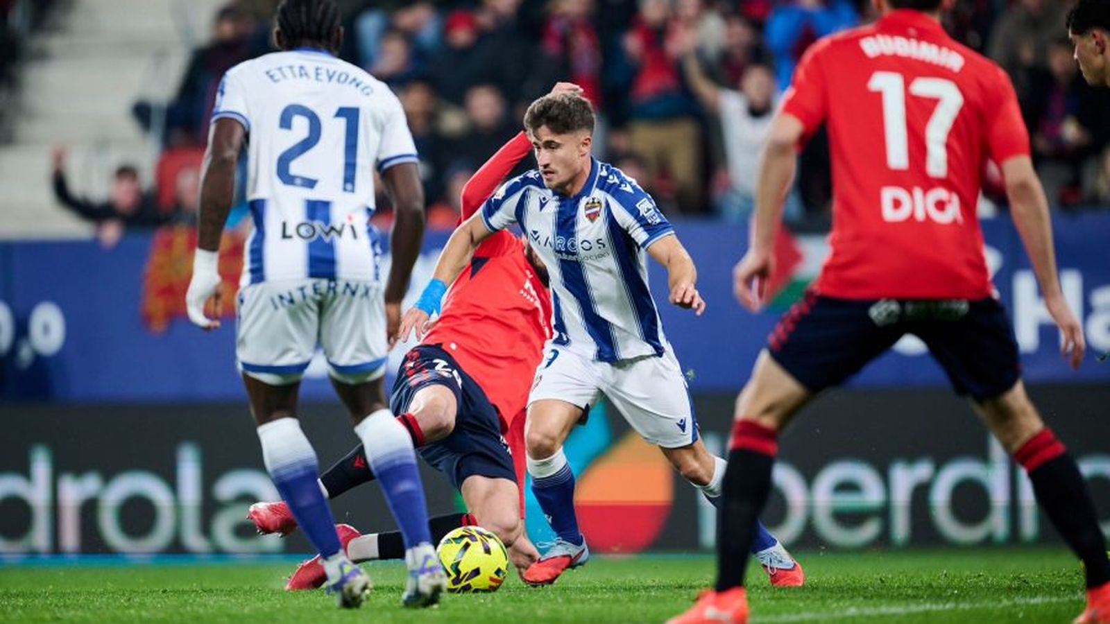 Iván Romero condueix una pilota en el duel de la passada a El Sadar, que va acabar amb victòria local (2-0)