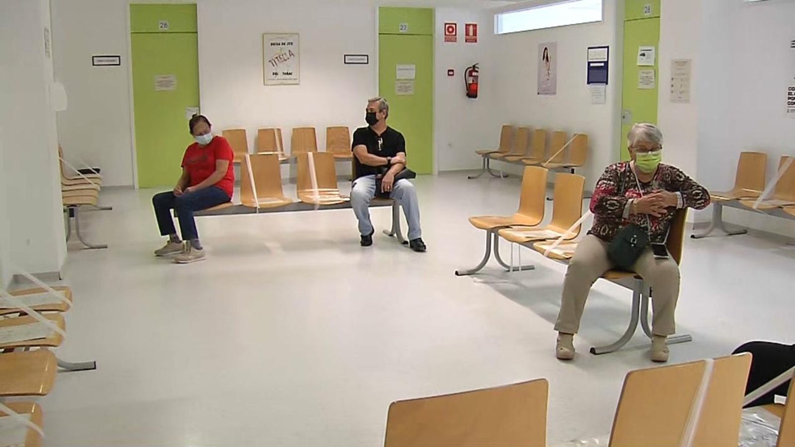 Diversos pacients en la sala d'espera d'un centre de salut en una imatge d'arxiu Torna la presencialitat als centres de salut