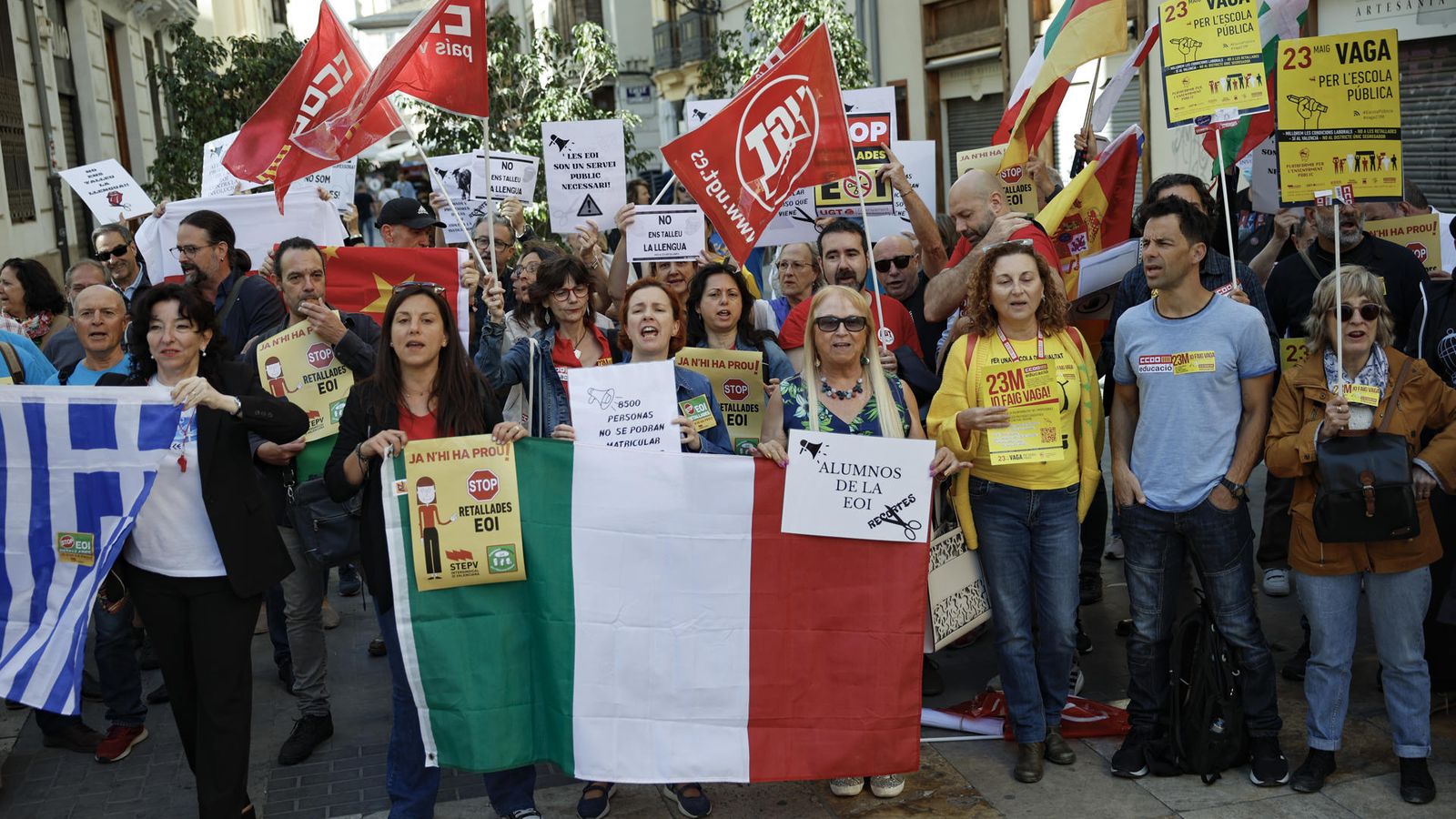 Protesta de les EOI valencianes a les portes de les Corts