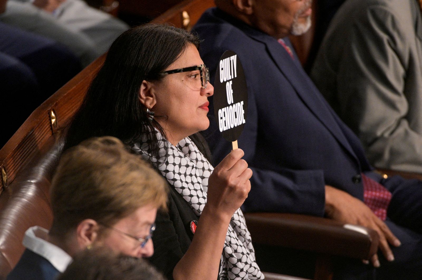 La congressista demòcrata d'origen palestí Rashida Tlaib exhibeix un ventall davant de Netanyahu amb el missatge "Criminal de guerra"