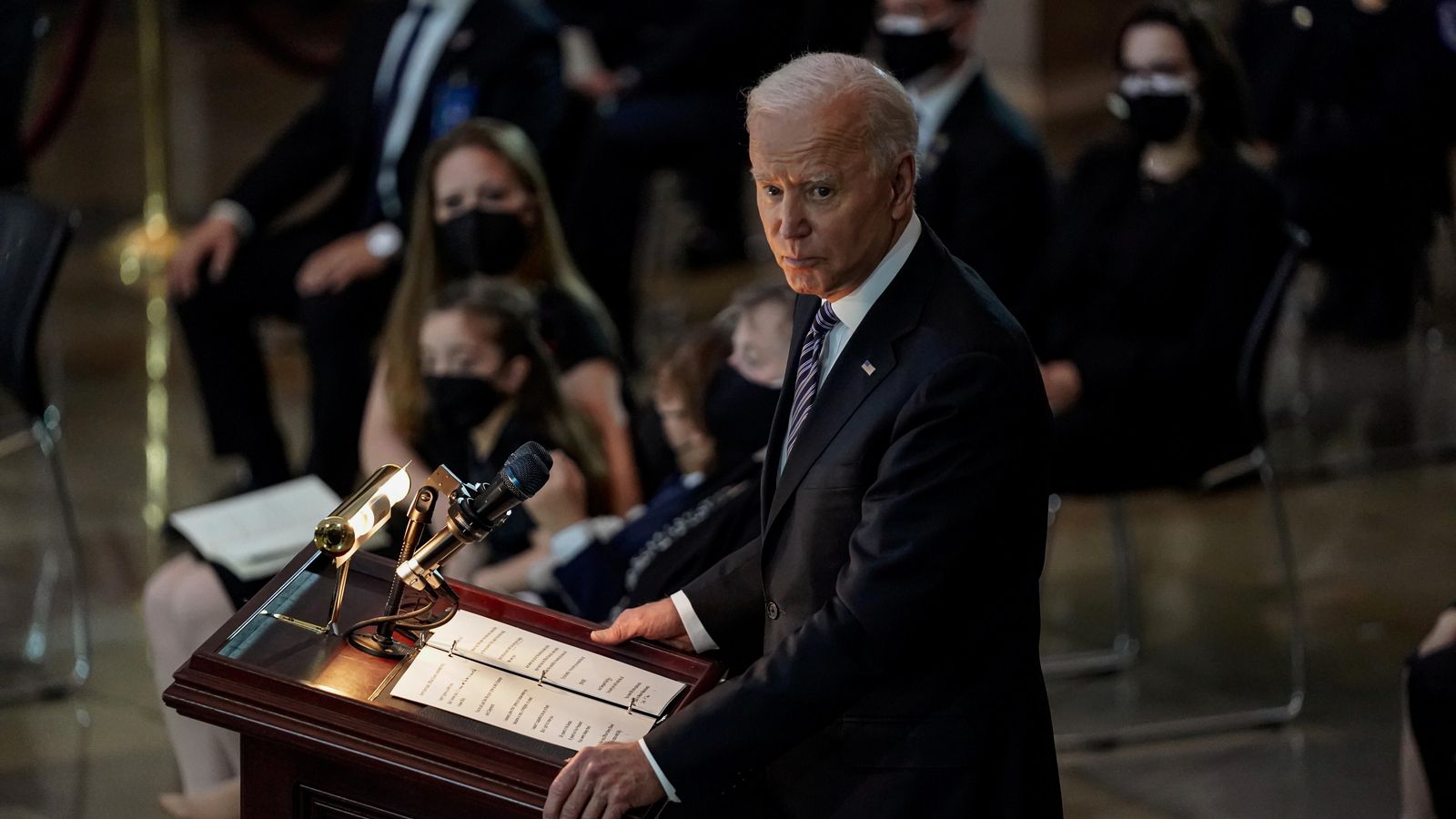 Joe Biden parla durant la cerimònia en honor per a l'oficial del Capitoli, William Evans, aquest dimarts a Washington, els EUA