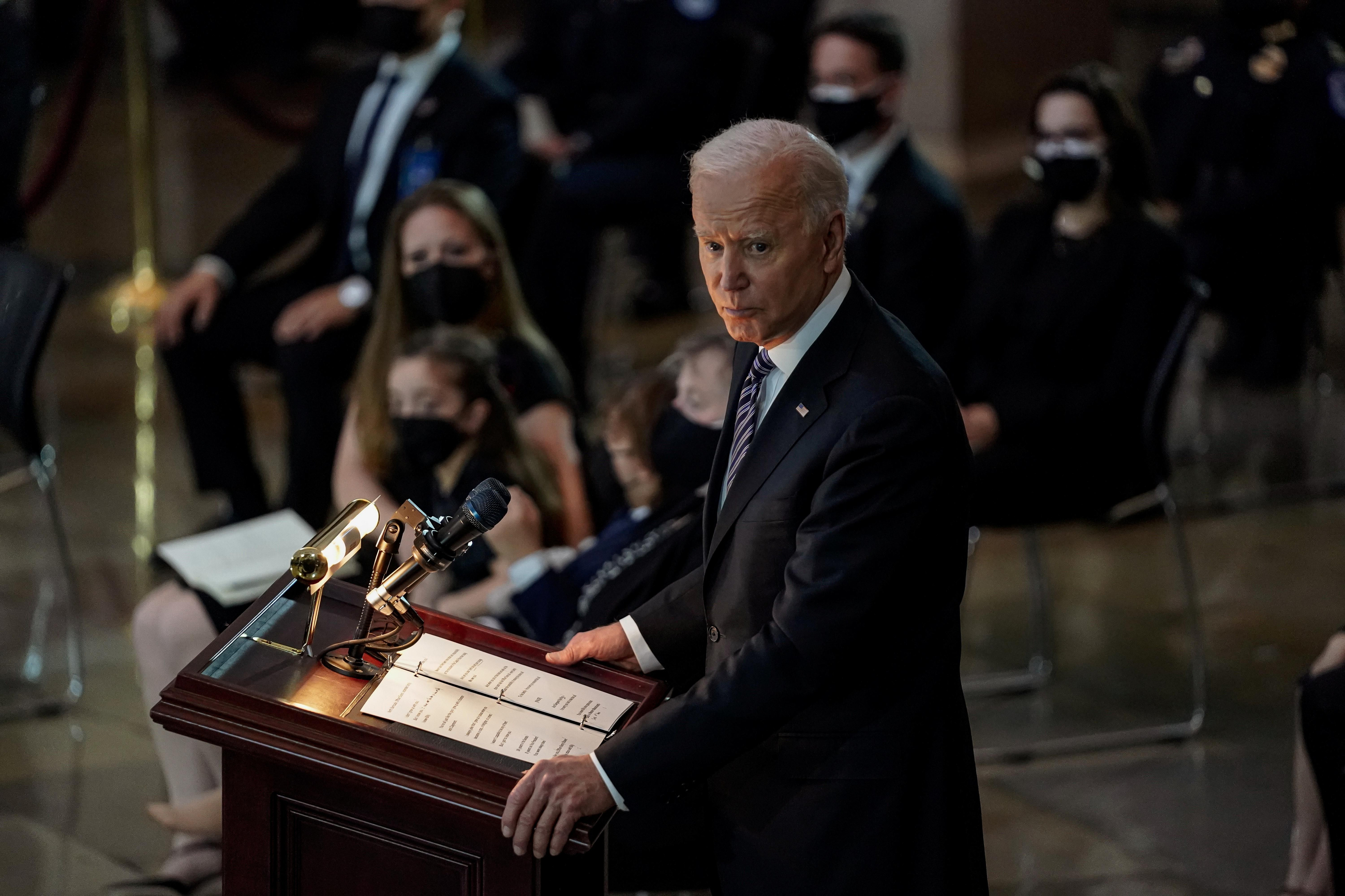 Joe Biden parla durant la cerimònia en honor per a l'oficial del Capitoli, William Evans, aquest dimarts a Washington, els EUA