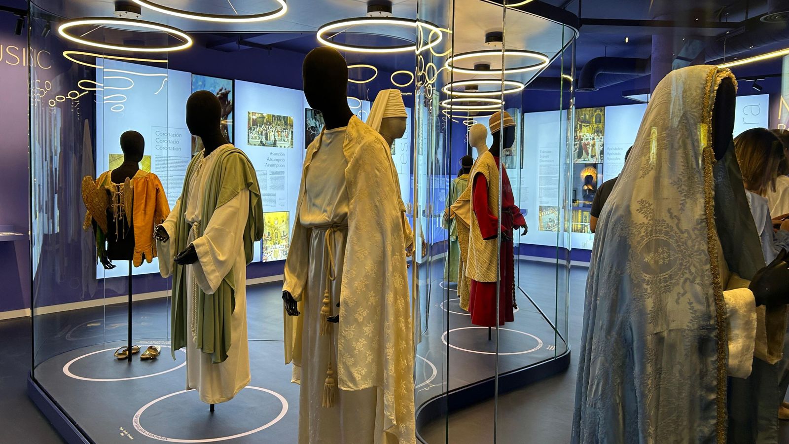 Una de les zones del museu on es mostra la indumentària dels protagonistes del Misteri