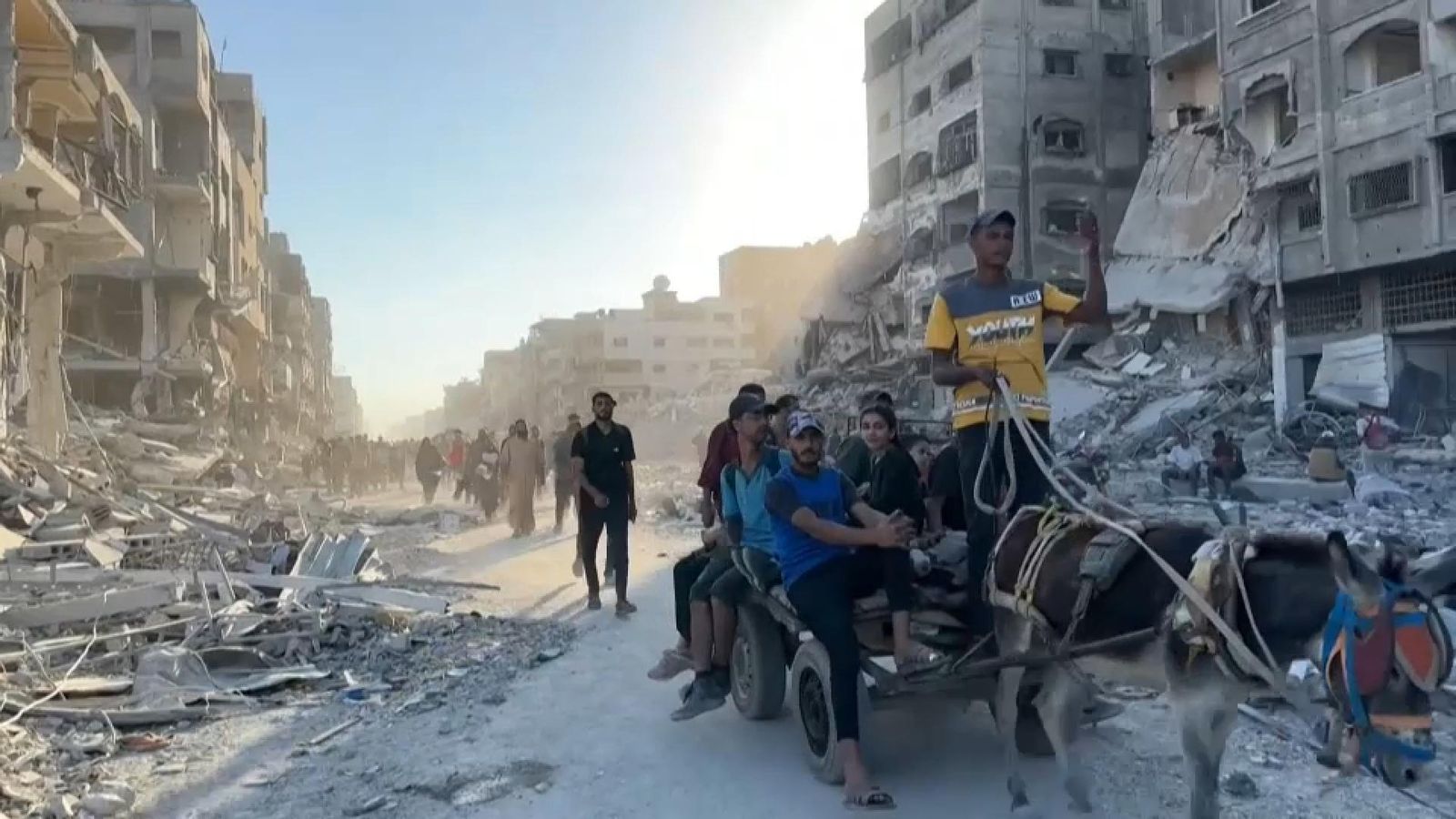 Segon dia d'èxode massiu a Gaza i primer sense bombardejos després de l'alto el foc