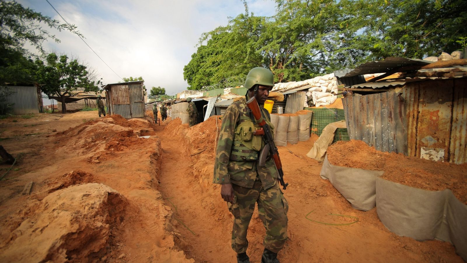 Un soldat ugandés de la Missió de la Unió Africana a Somàlia (AMISOM) camina per una trinxera al llarg de la primera línia del districte de Yaaqshiid, el 23 de novembre de 2011 prop de Mogadiscio, Somàlia