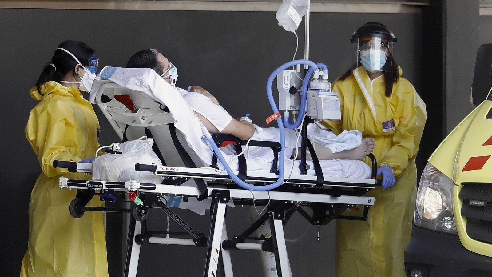 Un malalt de Covid-19 és portat aquest diumenge a l'edifici Delta de l'Hospital Universitari de Bellvitge, a Barcelona
