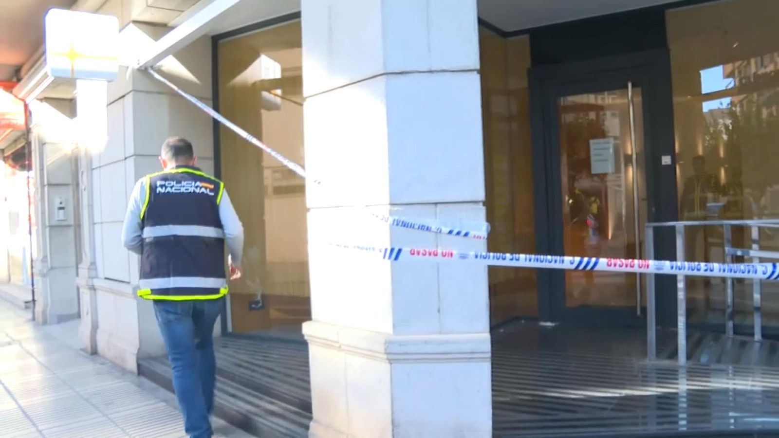 Efectius de la Policia Nacional escorcollen la clíncia dental d'Alzira on es va tractar la xiqueta morta