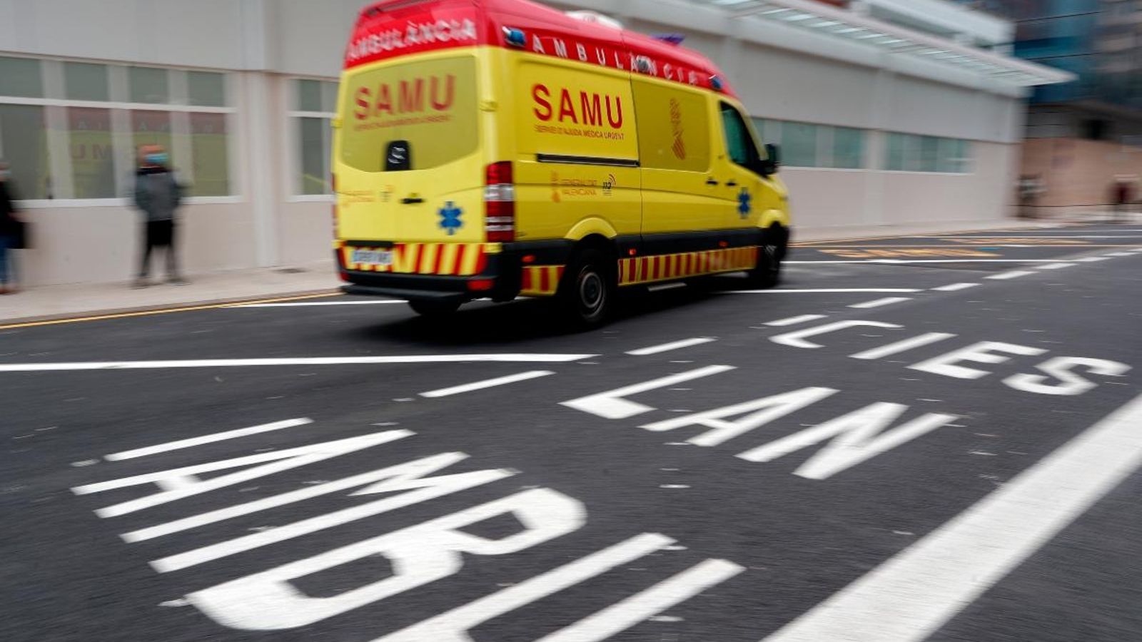 Ambulància arribant a l'hospital Clínic de València