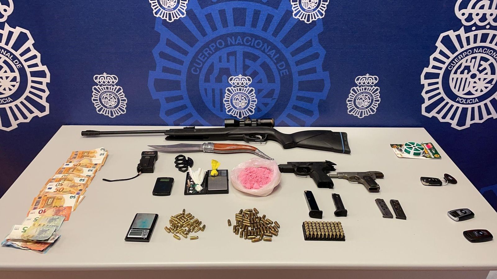 Material intervingut pels agents durant l'operació, on es pot vore la "cocaïna rosa"