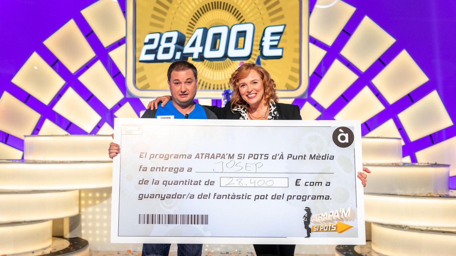 Carolina Ferre, presentadora d'Atrapa'm si pots i Josep, amb el seu premi de 28.400€