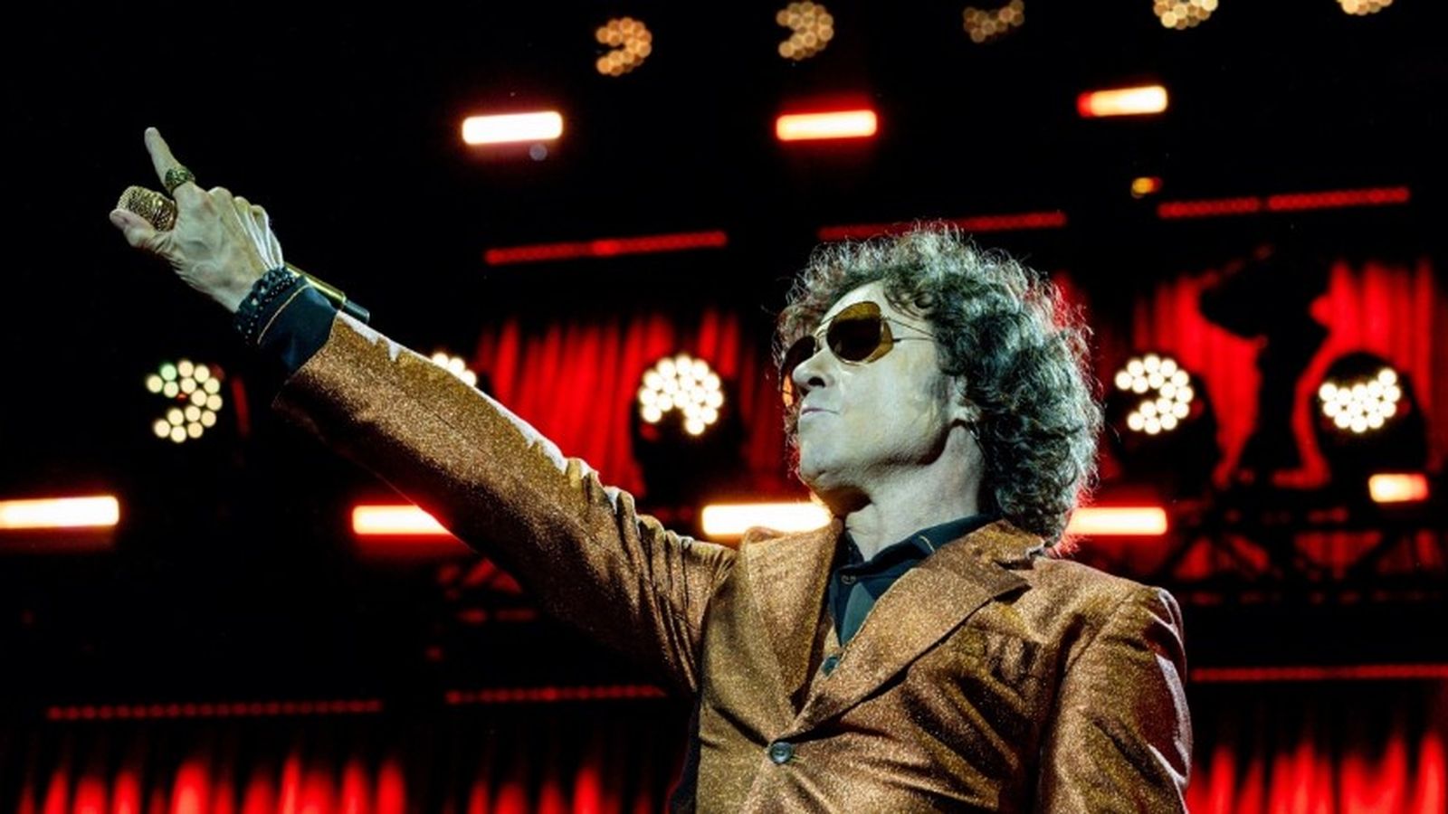 Bumbury durant una actuació en una imatge d'arxiu