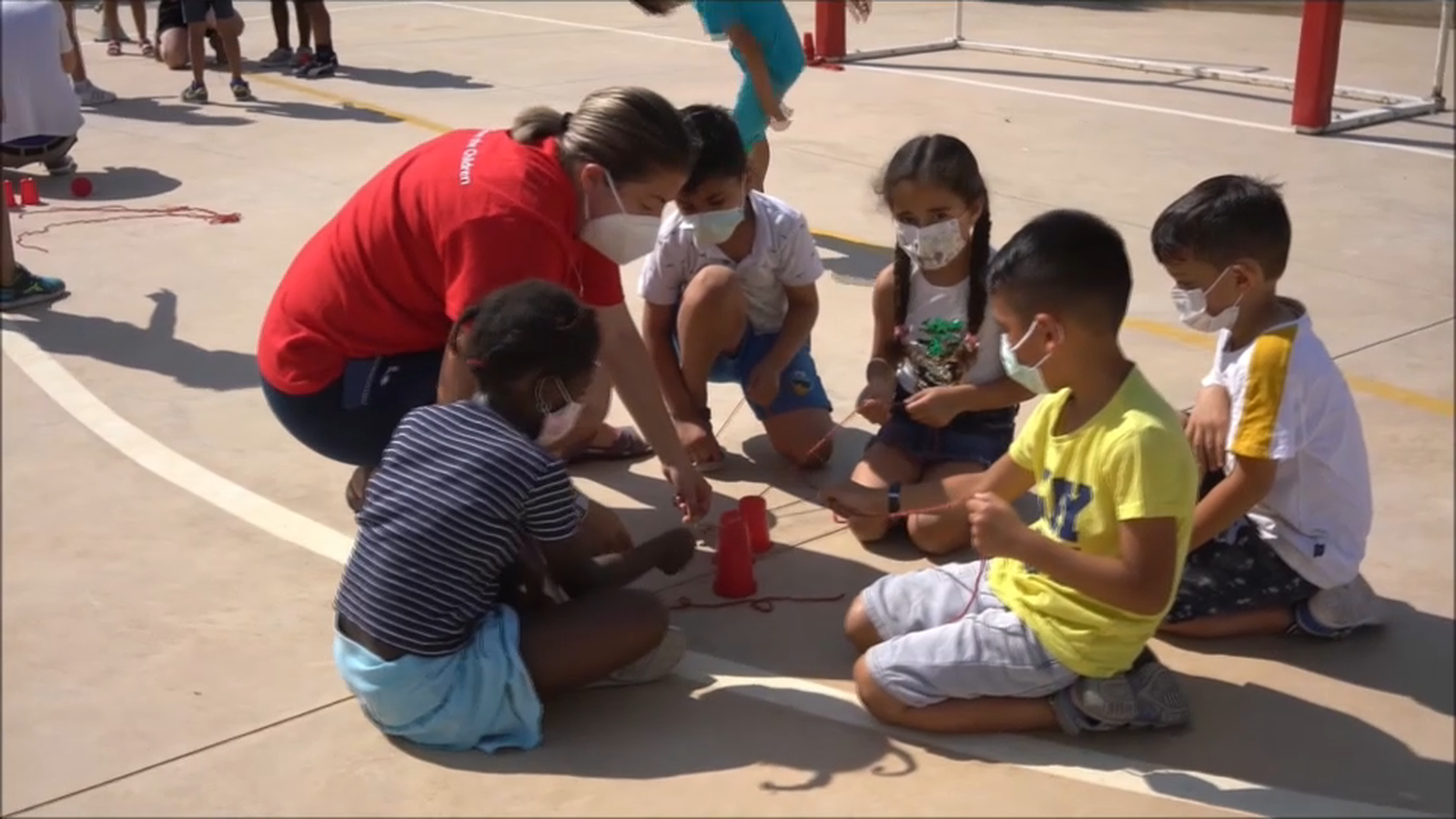 Un grup de xiquets i xiquetes juguen al pati del col·legi