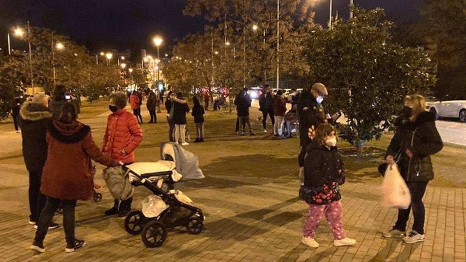 Diverses persones han eixit al carrer després de sentir els terratrèmols a l'àrea metropolitana de Granada