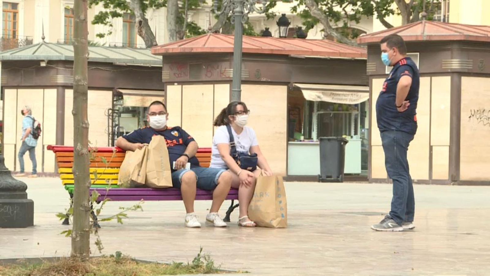 Gent amb mascareta al centre de València