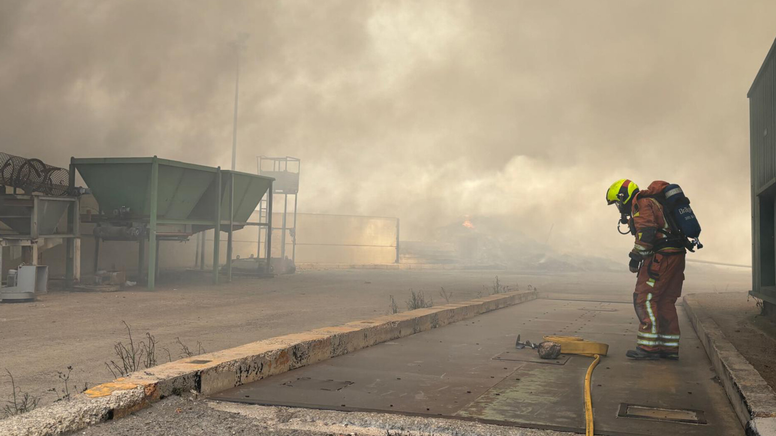 Un  bomber treballa a la planta de reciclatge de San Antonio de Requena aquest dimarts