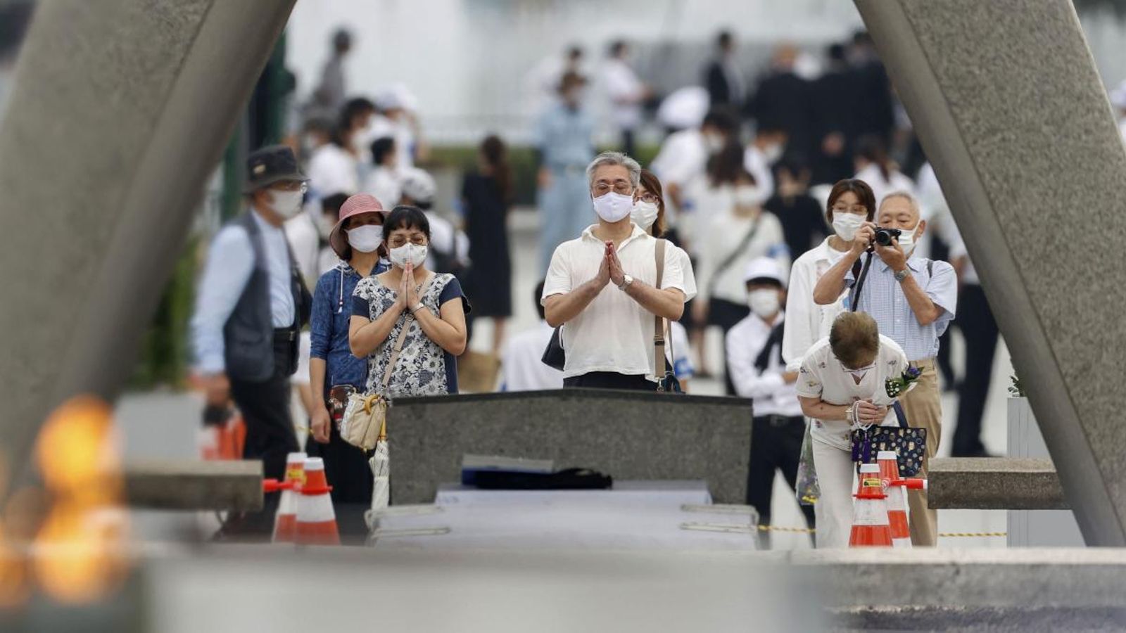Diverses persones resen per les víctimes del bombardeig atòmic a Hiroshima