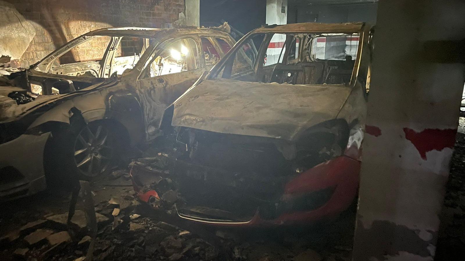 Dos dels vehicles afectats per l'incendi a Alboraia