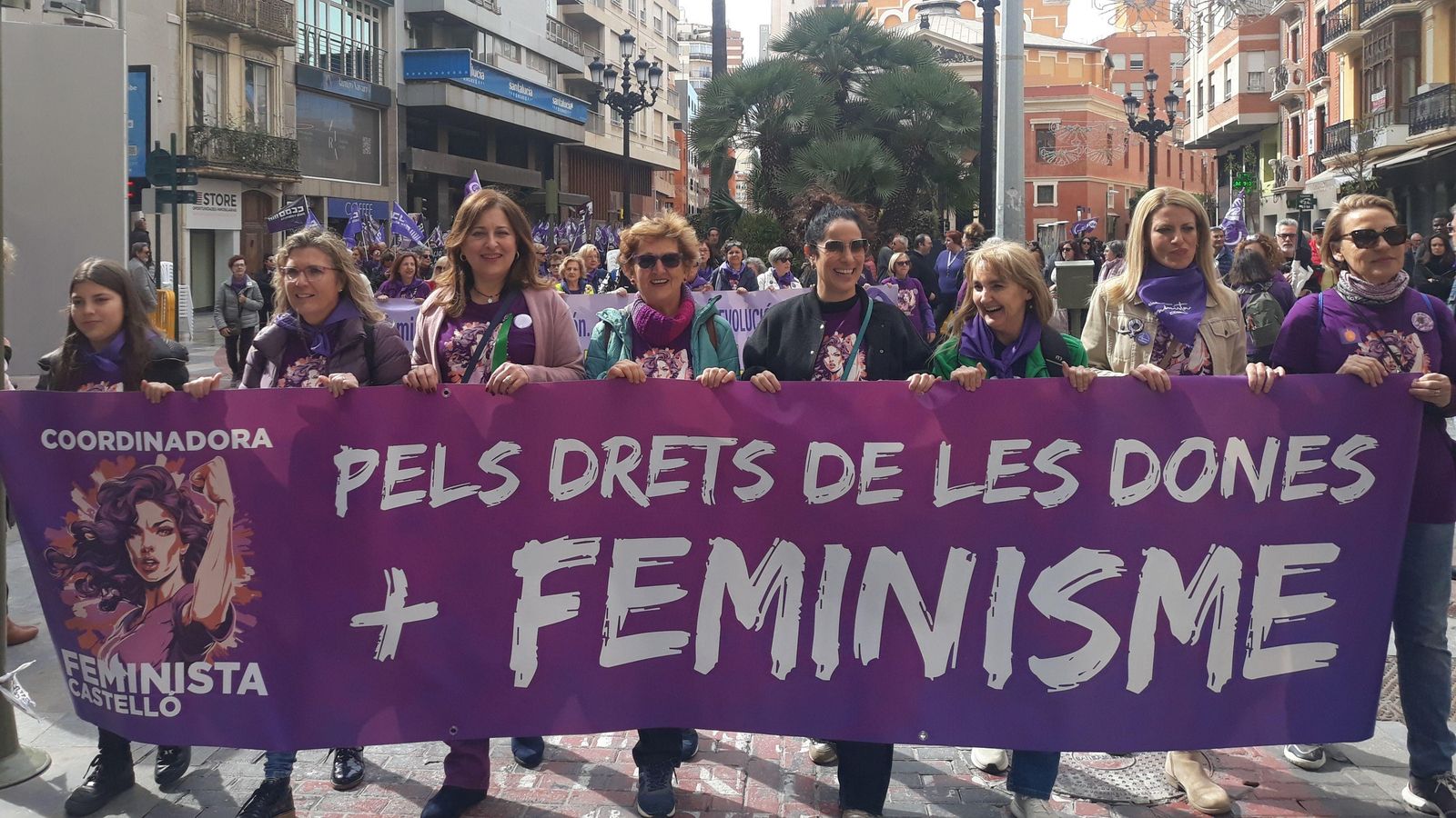 La marxa del 8-M de Castelló de la Plana ha transcorregut enmig de l'ambient festiu de la Magdalena