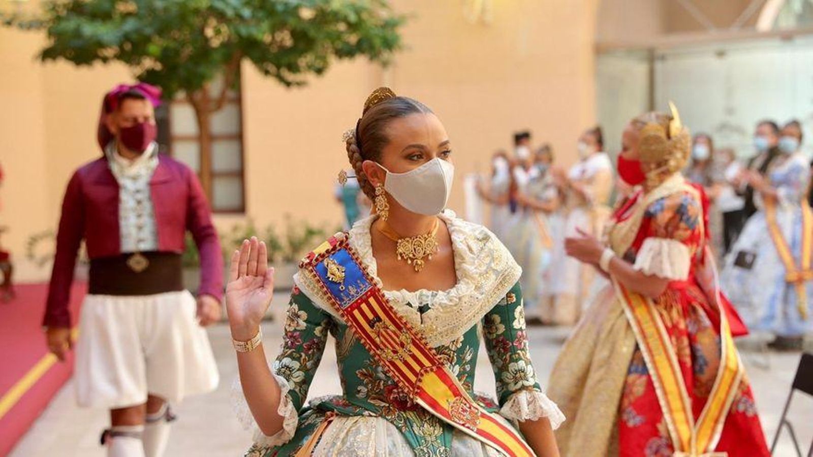 La fallera major de València, Consuelo Llobell, amb mascareta en el lliurament de premis de les Falles 2020