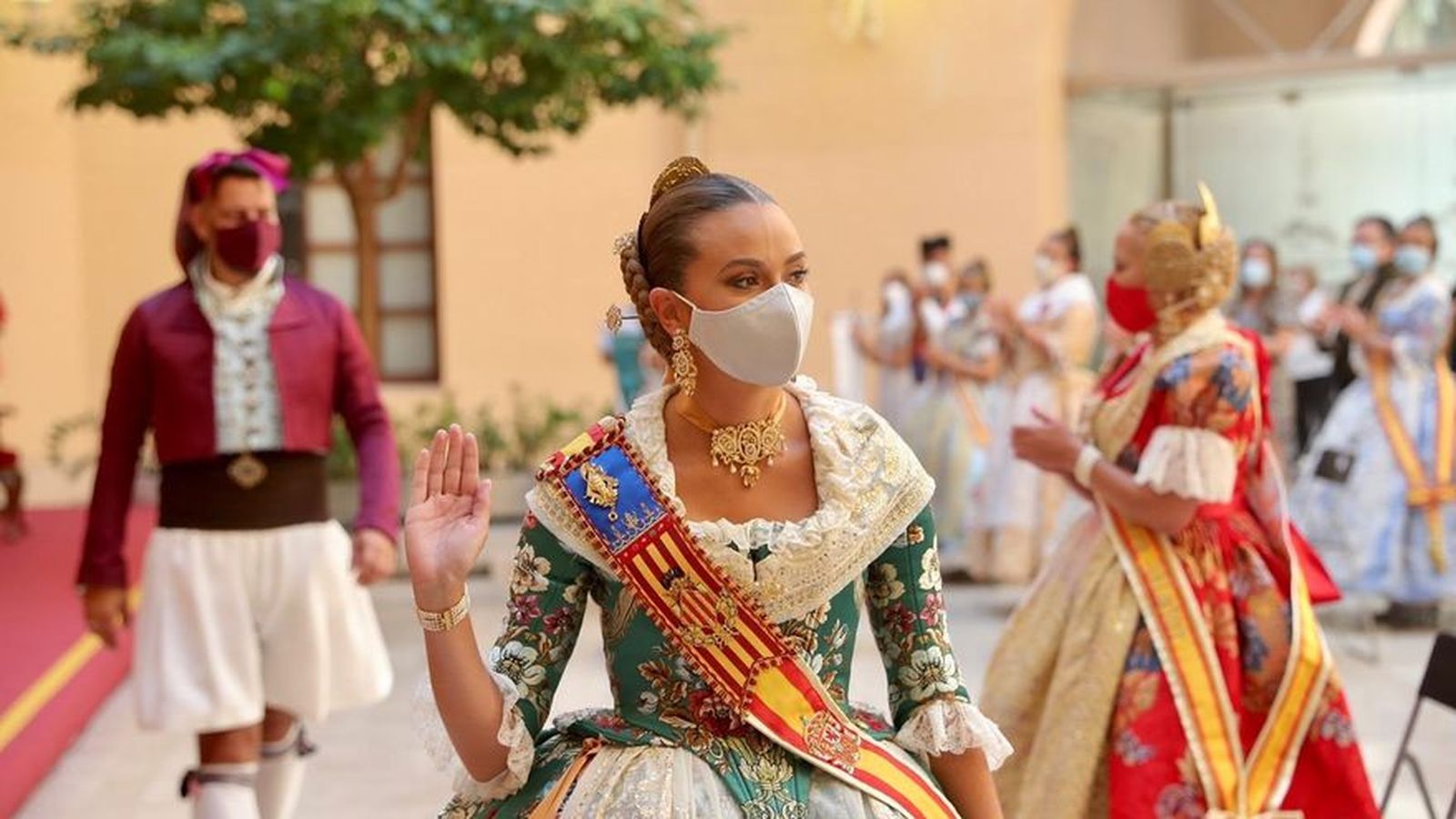 La fallera major de València, Consuelo Llobell, amb mascareta en el lliurament de premis de les Falles 2020