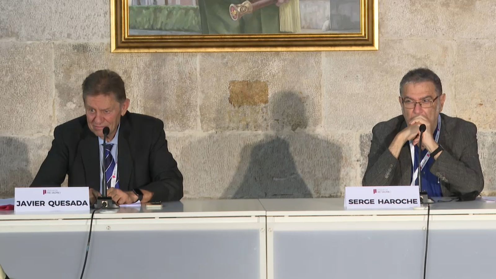 El president executiu dels Premis Jaume I, Javier Quesada (esquerra) i el Nobel en Física de 2012, Serge Haroche, aquest dilluns