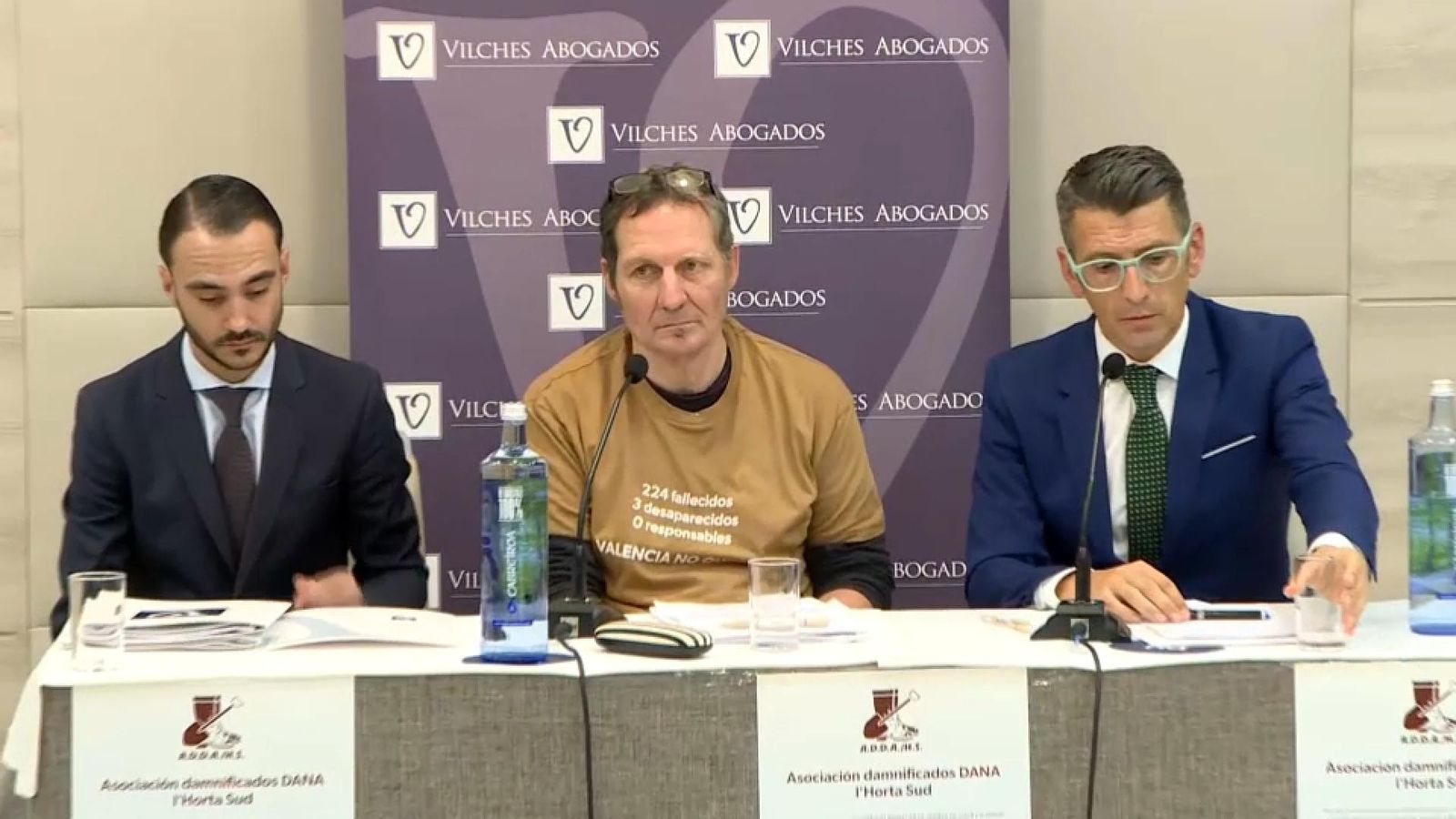 El president de l'associació d'afectats (al centre) presenta la querella acompanyat de dos representants del bufet Vilches Abogados