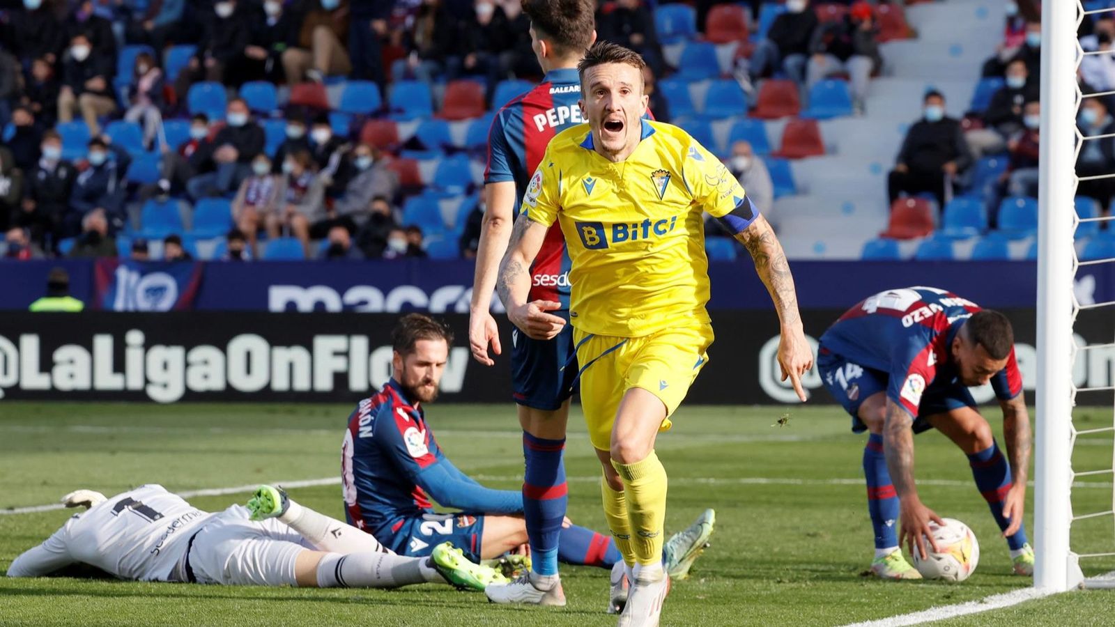 Salvi celebra el gol davant la desesperació llevantinista