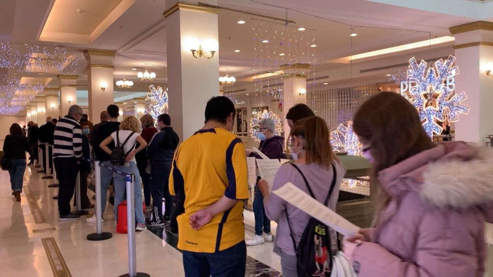 Cues per a vacunar-se en un centre comercial d'Alacant