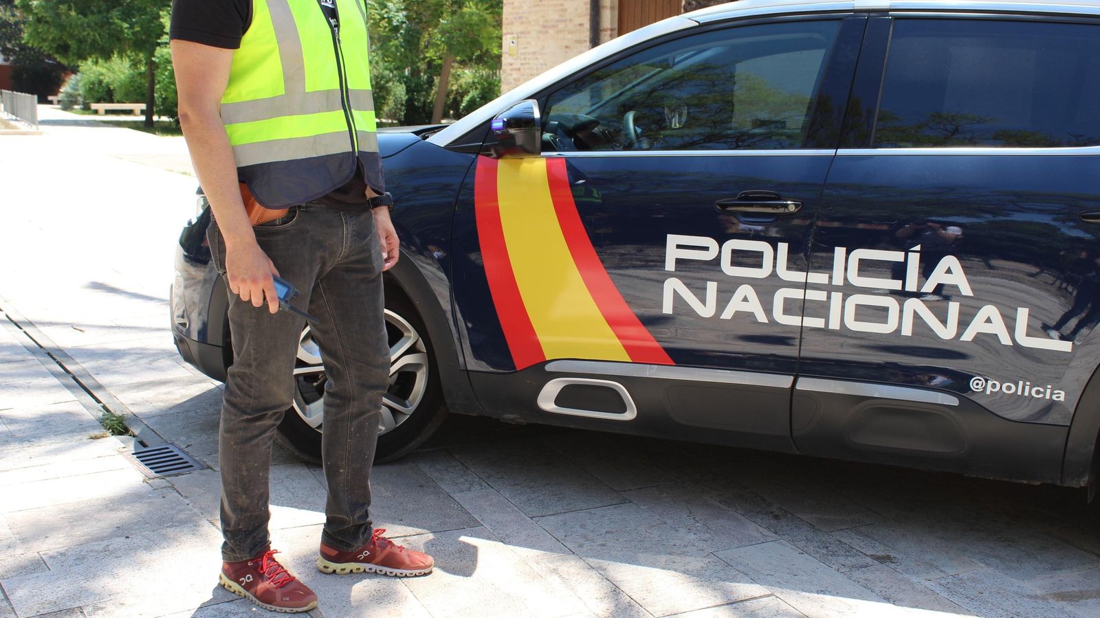 Agent i vehicle de la Policia Nacional Agent i vehicle de la Policia Nacional