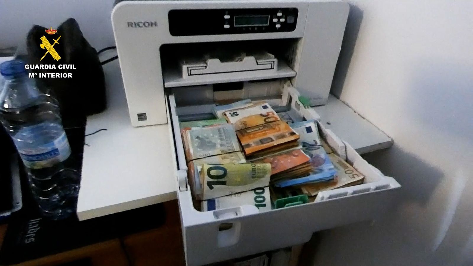 Diners trobats pels agents en els escorcolls