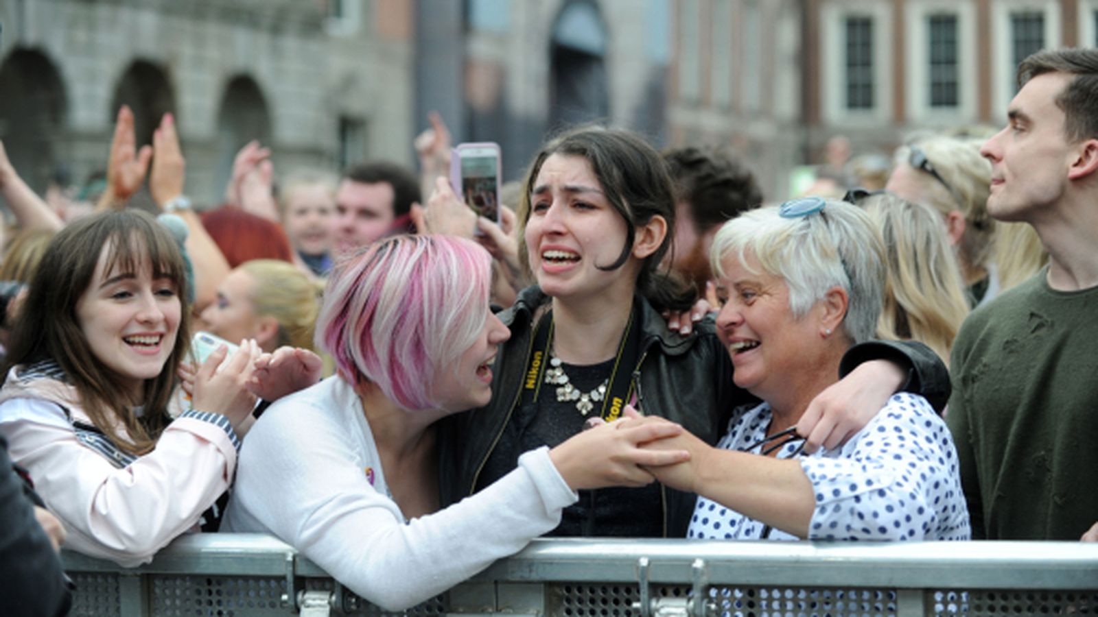 Dones irlandeses celebrant la victòria del sí en el referèndum