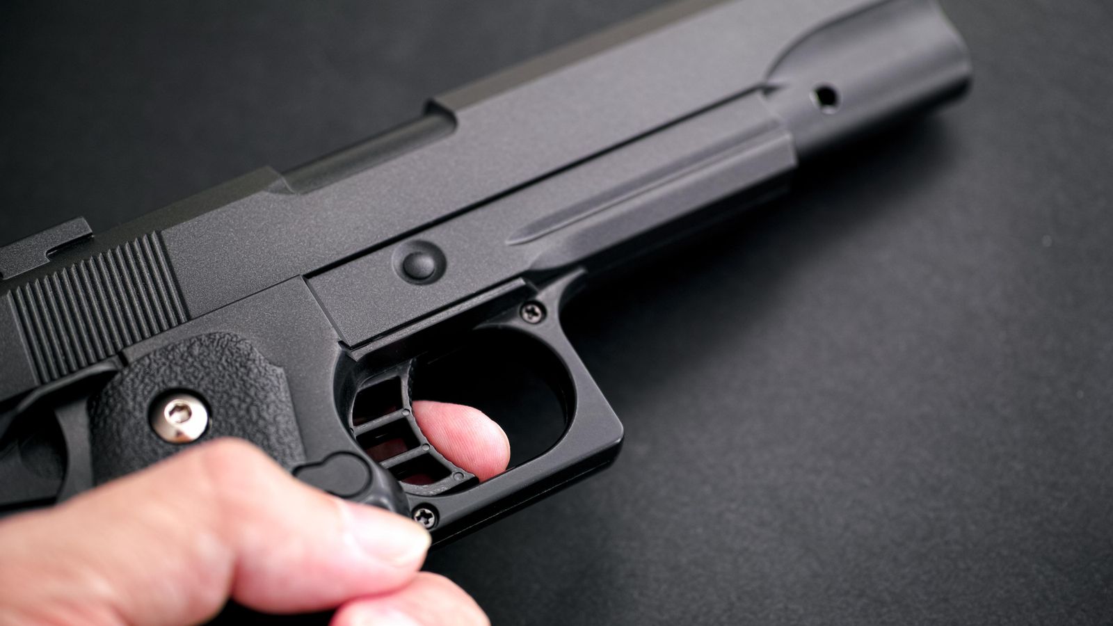 Pistola falsa en una imatge d'arxiu