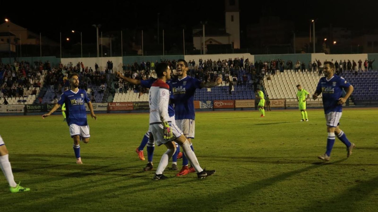 El Melilla celebra la victòria davant un desolat Ontinyent