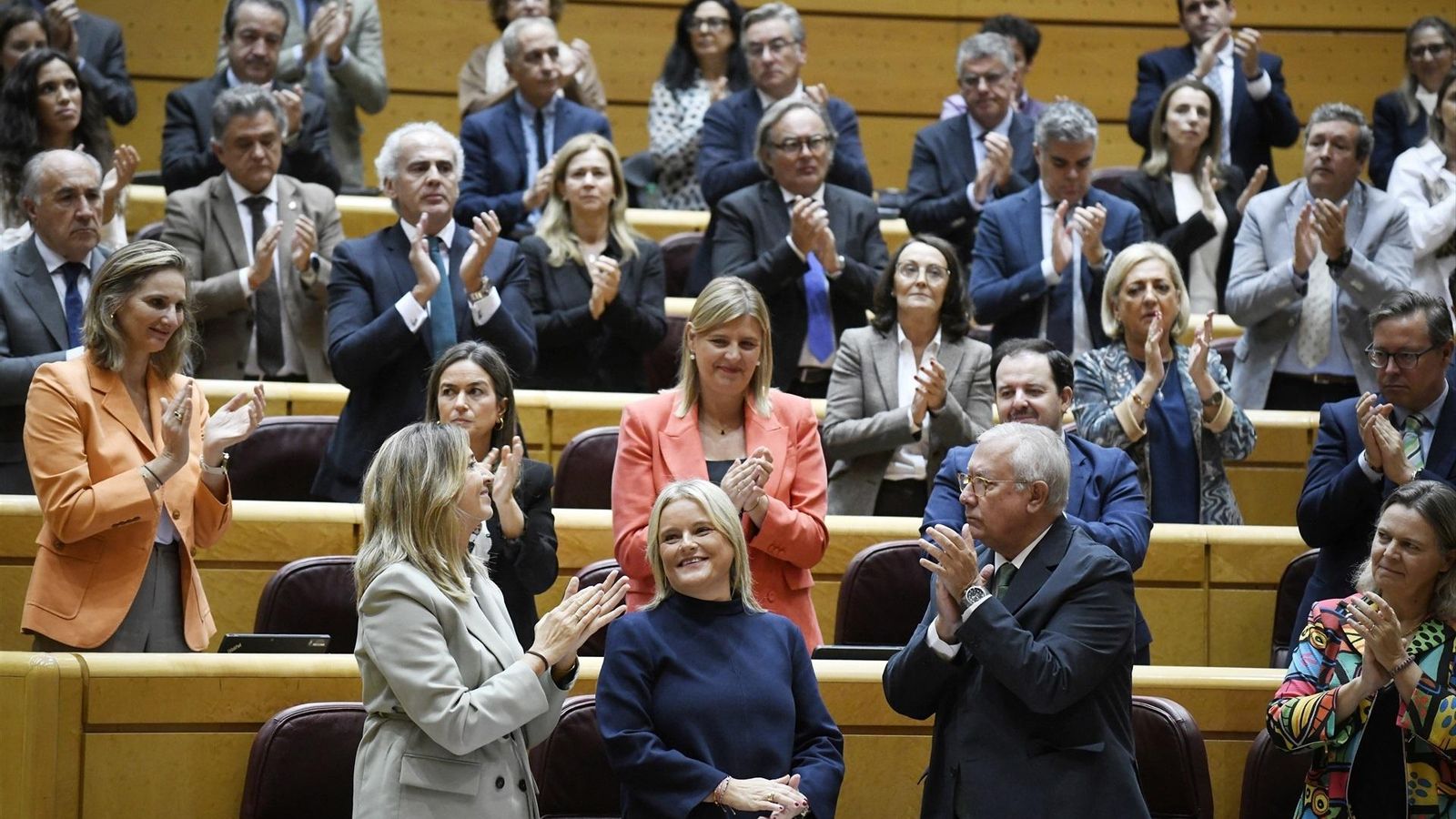 La bancada del PP aplaudeix el veto a la reforma, amb la senadora Marimar Blanco en primer pla