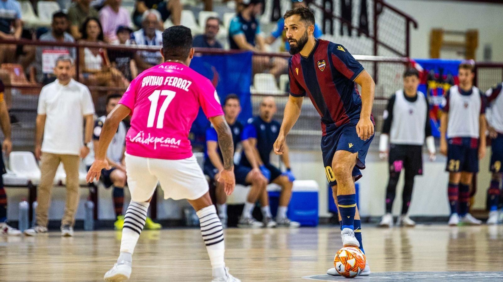 Rafa Usín, en una acció del partit Rafa Usín, en una acció del partit