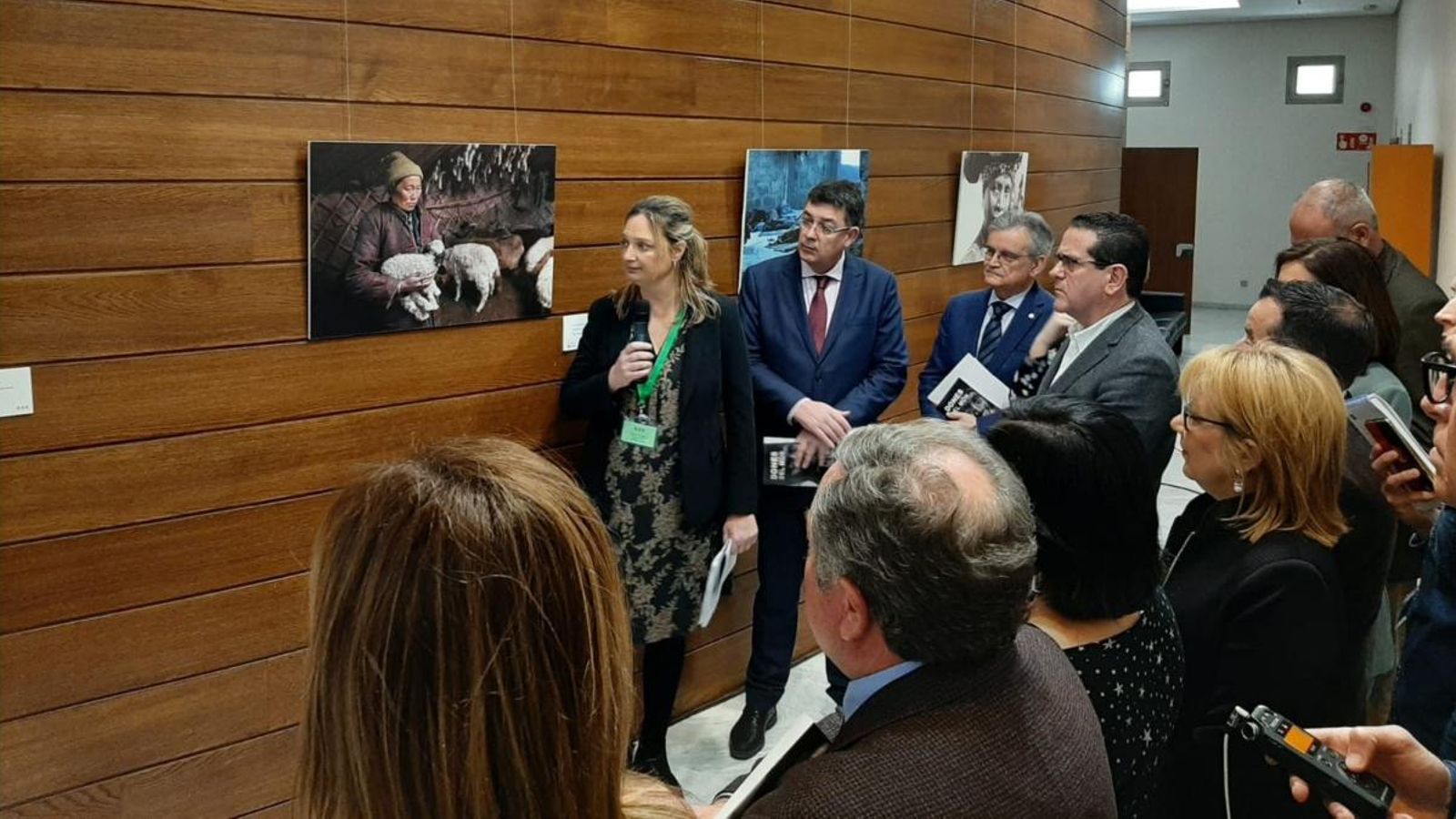 Marga Barceló, responsable de cooperació internacional de Creu Roja, explica el contingut de les instantànies