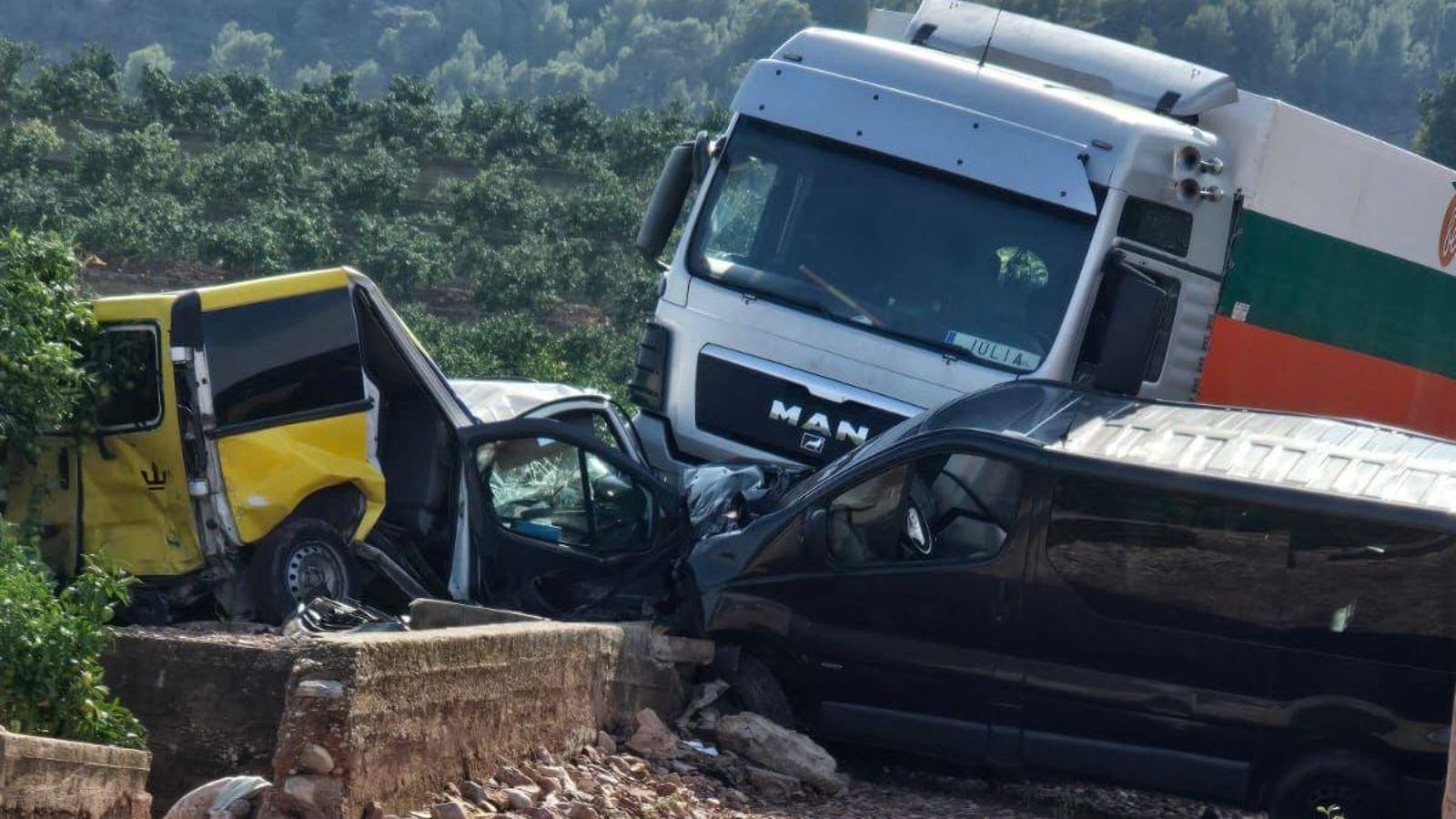 El camió accidentat, en el lloc dels fets