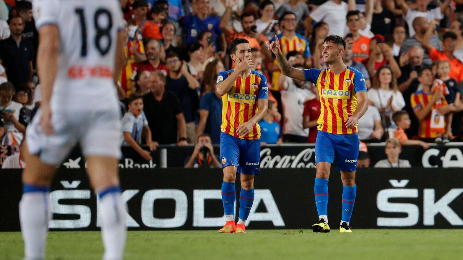 Hugo Duro celebra un dels gols amb Hugo Guillamón
