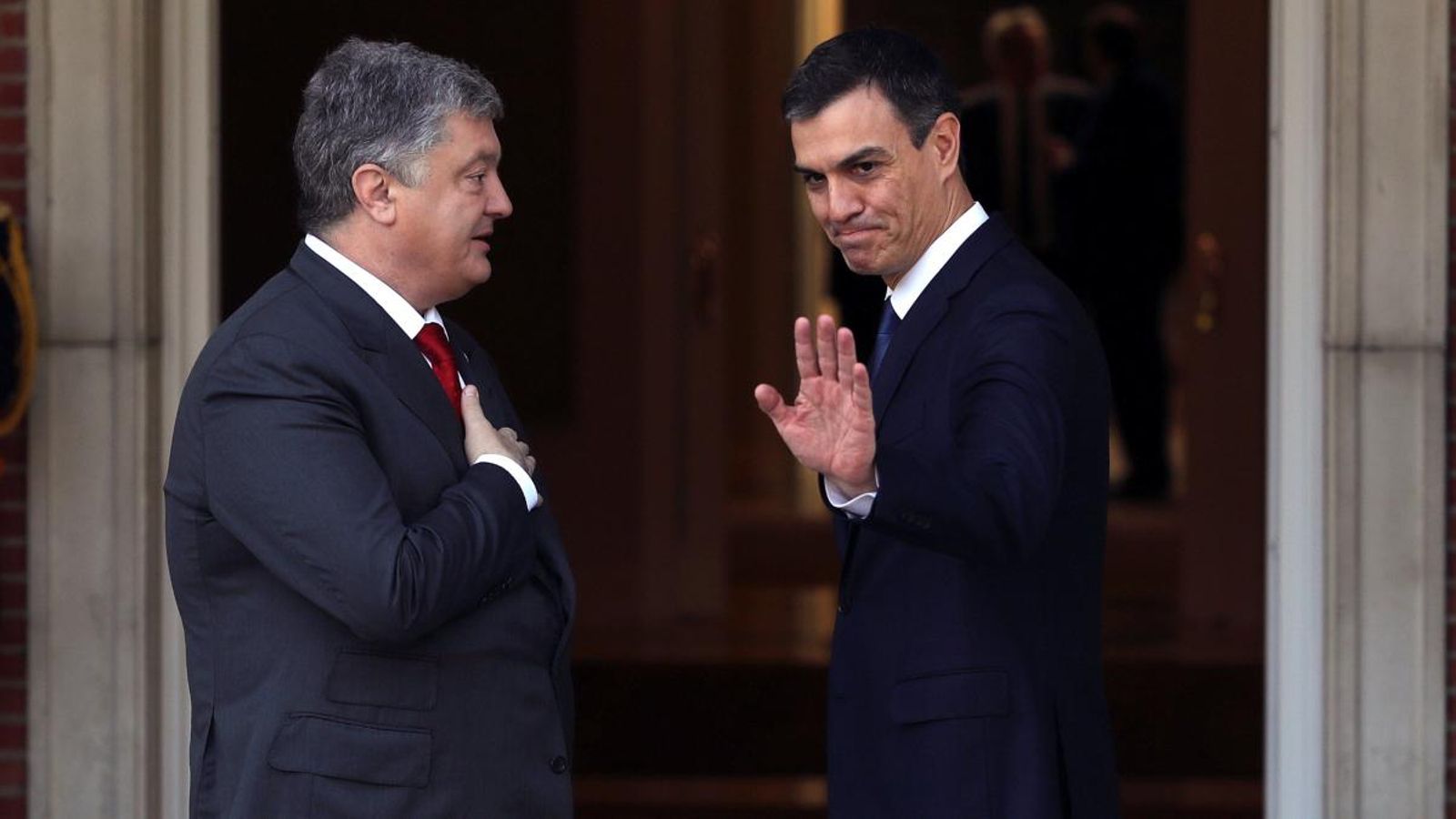 El president del Govern, Pedro Sánchez, rep el president d'Ucraïna, Petró Poroikenko, en el seu primer acte oficial després de prendre possessió El president del Govern, Pedro Sánchez, rep el president d'Ucraïna, Petró Poroikenko, en el seu primer acte oficial després de prendre possessió