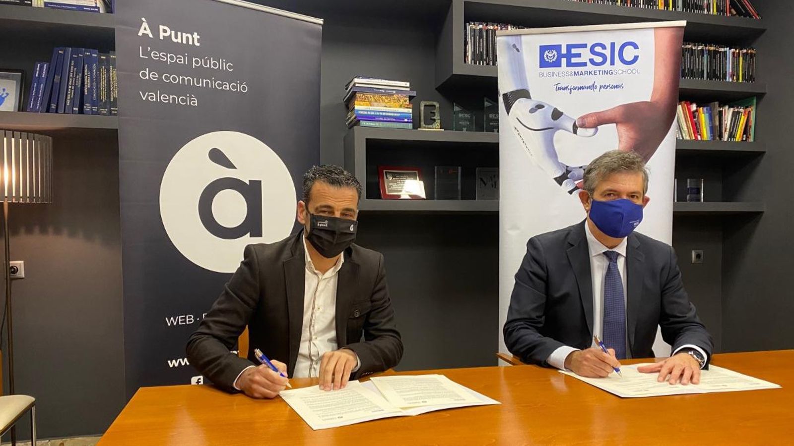 Alfred Costa, director general d’À Punt Mèdia, amb el director de l’ESIC a la Comunitat Valenciana, Agustín Carrilero