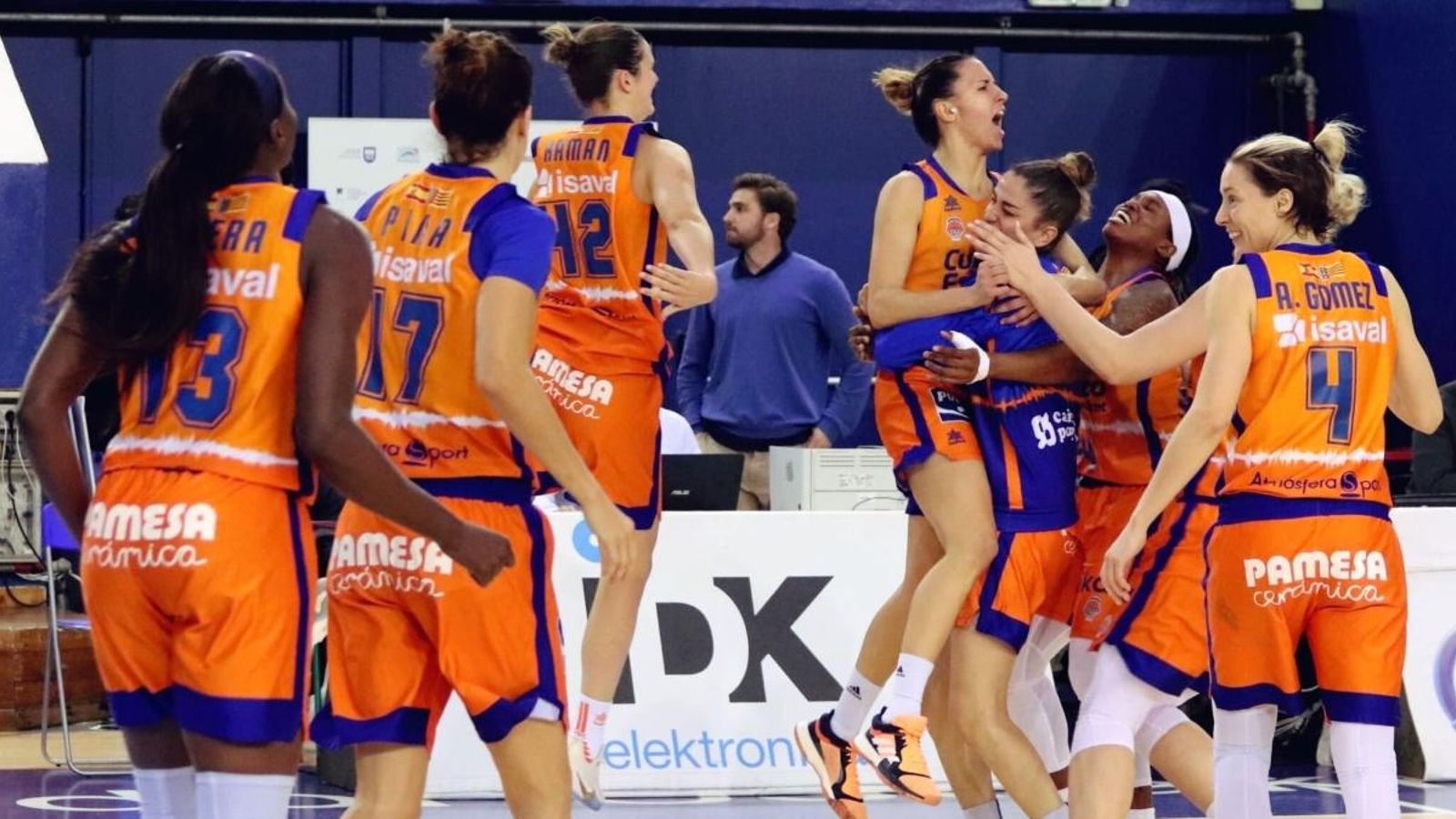 Les jugadores del València Basket celebren la victòria en l’últim moment del partit