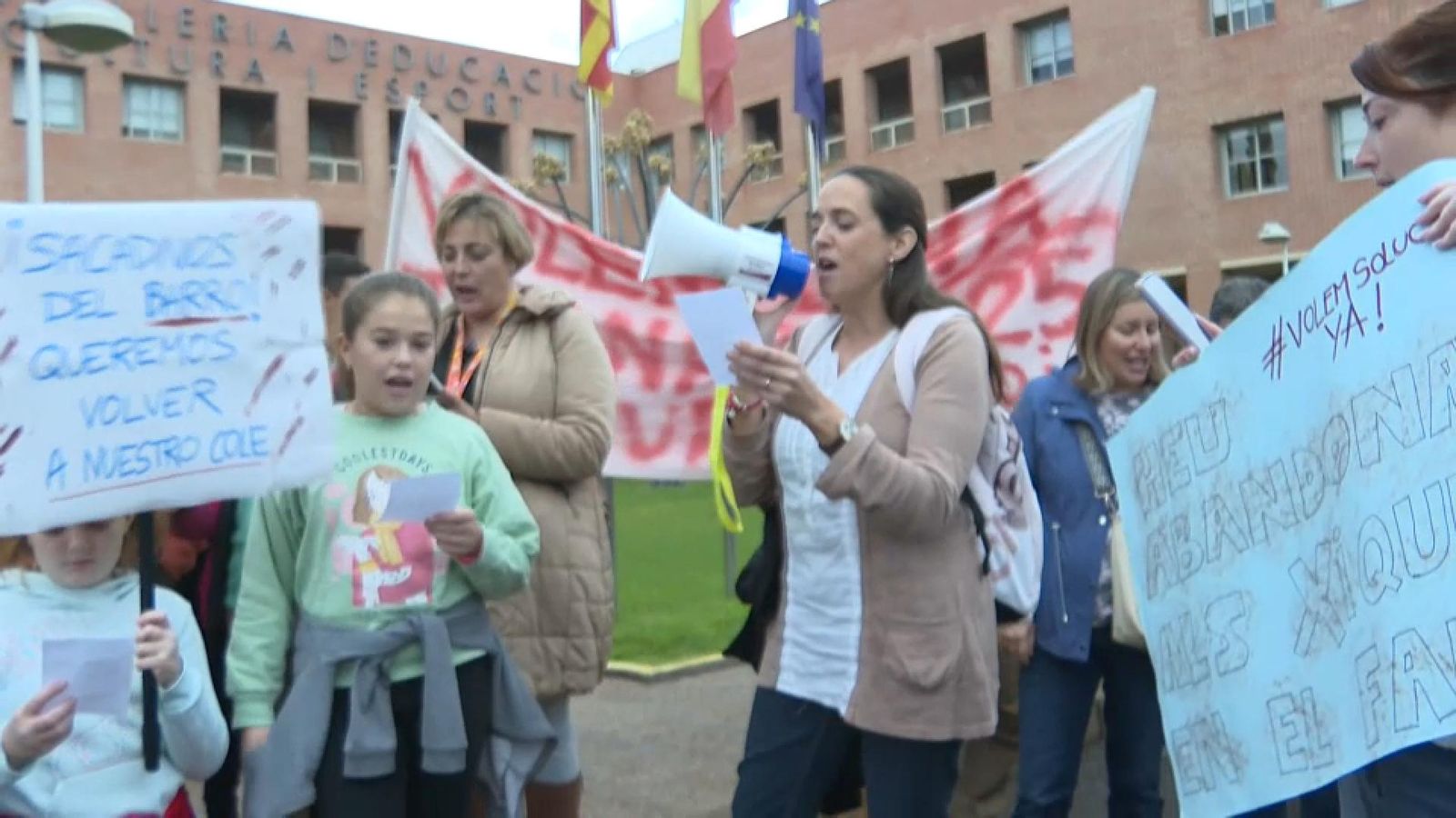 Concentració davant de la Conselleria d’Educació