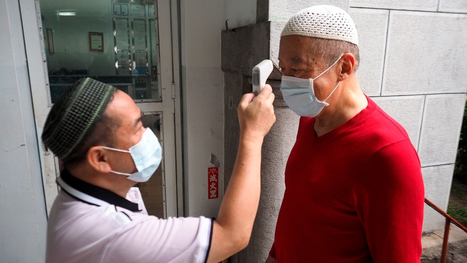 Un home se sotmet a un control de temperatura a Taiwan