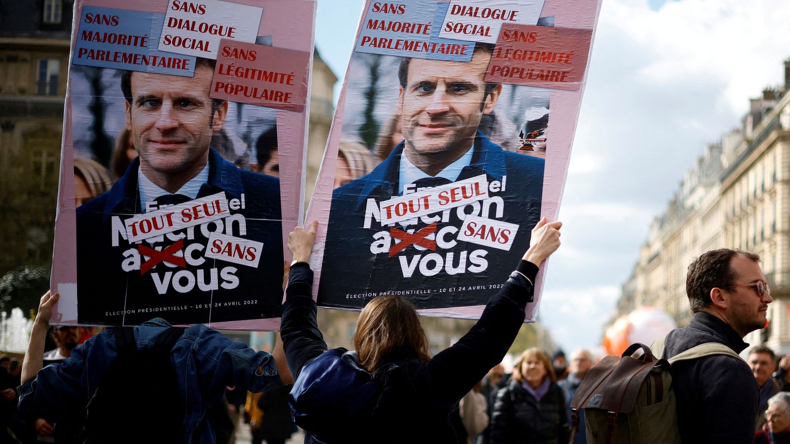 Manifestants sostenen pancartes contra Emmanuel Macron durant una manifestació en protesta per la reforma de les pensions, a París