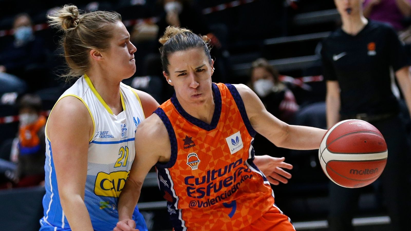 Queralt Casas en una acció en el partit contra l'AE Sedis Bàsquet