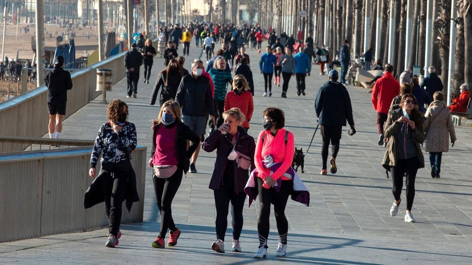 Nombrosos vianants passegen pel passeig marítim de Barcelona aquest cap de setmana