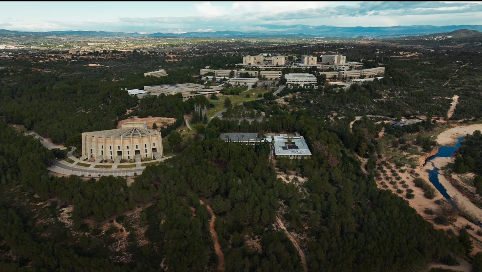El complex docent, de quasi 1,6 milions de metres quadrats, destaca en el paisatge de Cheste per la seua arquitectura i modernitat, amb gran protagonisme del formigó.